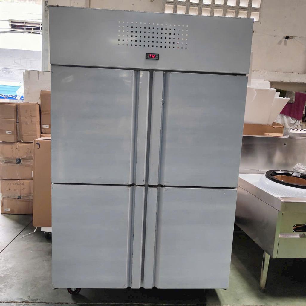 Tư vấn viên đang trao đổi với chủ nhà hàng về việc lựa chọn tủ đông công nghiệp phù hợp.