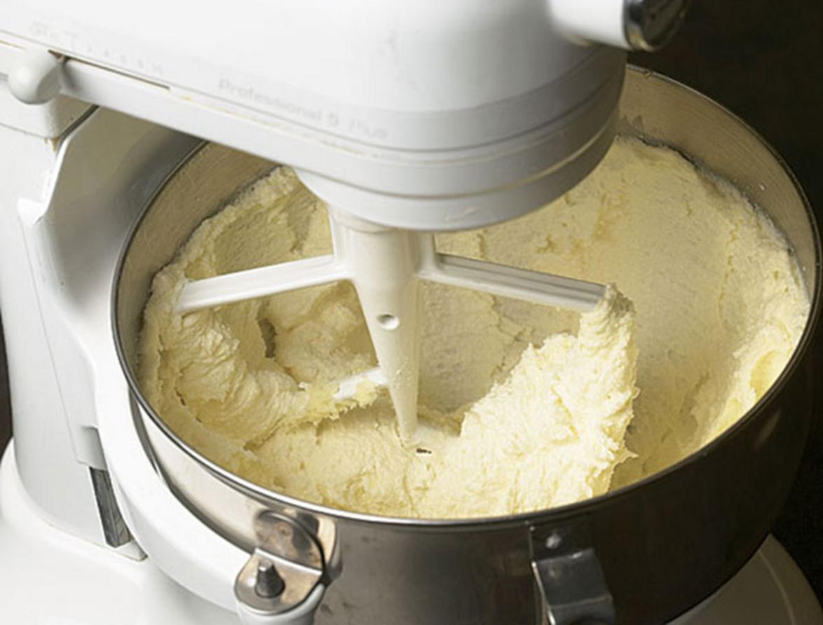 Bảng điều khiển của máy trộn bột công nghiệp có trang bị công nghệ biến tần và màn hình LCD.