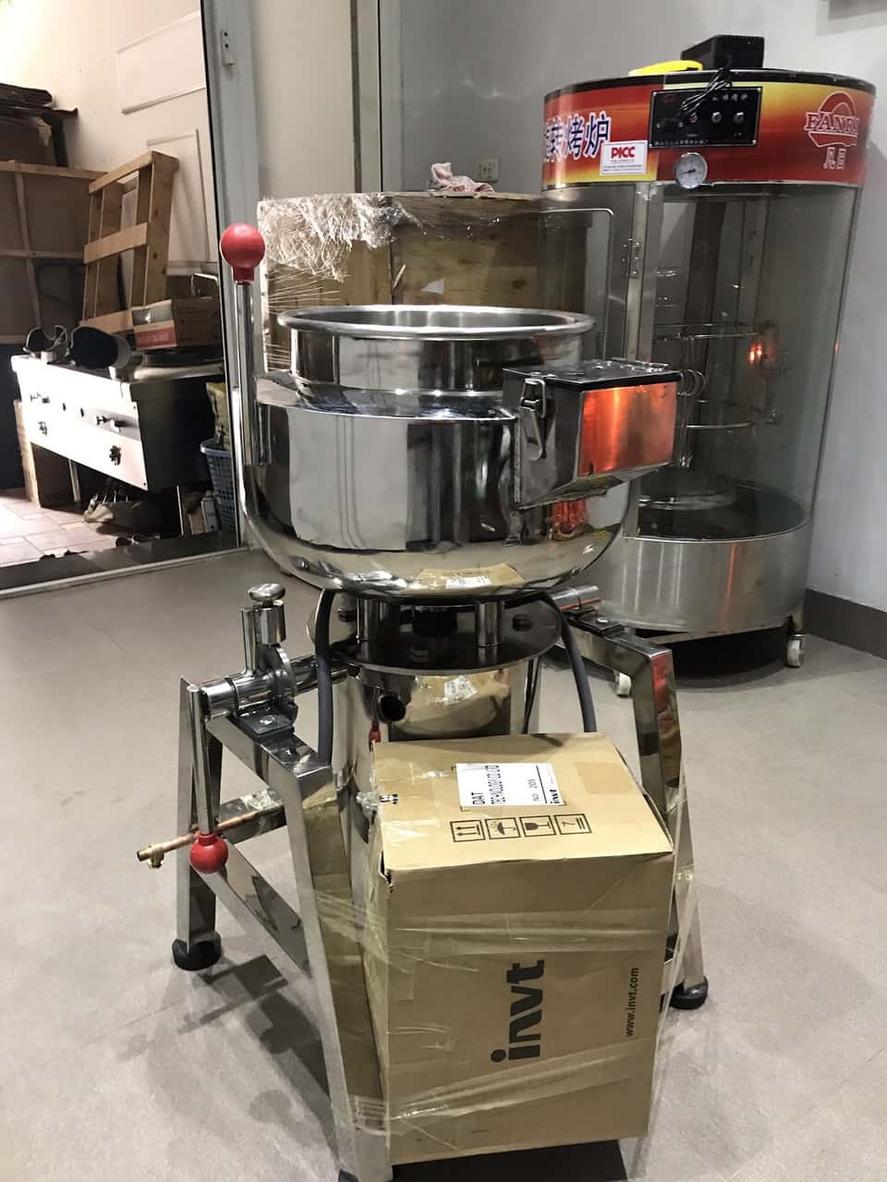 Kỹ thuật viên đang trình diễn tính năng lật nghiêng cối xay 90 độ một cách nhẹ nhàng.