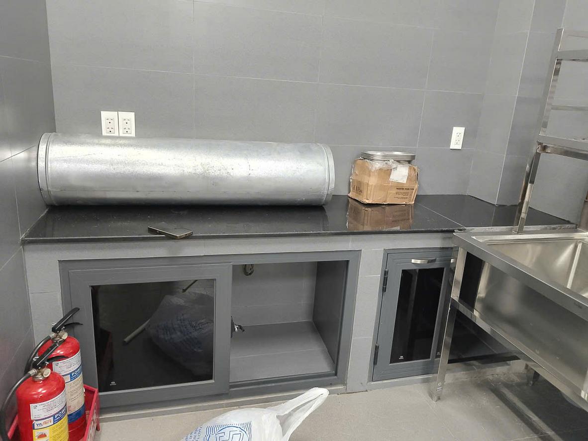 Toàn cảnh khu vực bếp nhà hàng sử dụng đồng bộ hệ thống bàn bếp inox, thể hiện sự chuyên nghiệp và vệ sinh.