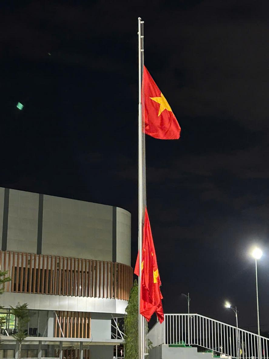 Cột cờ inox 304 được lắp đặt tại quảng trường, thể hiện sự trang trọng và bền bỉ.