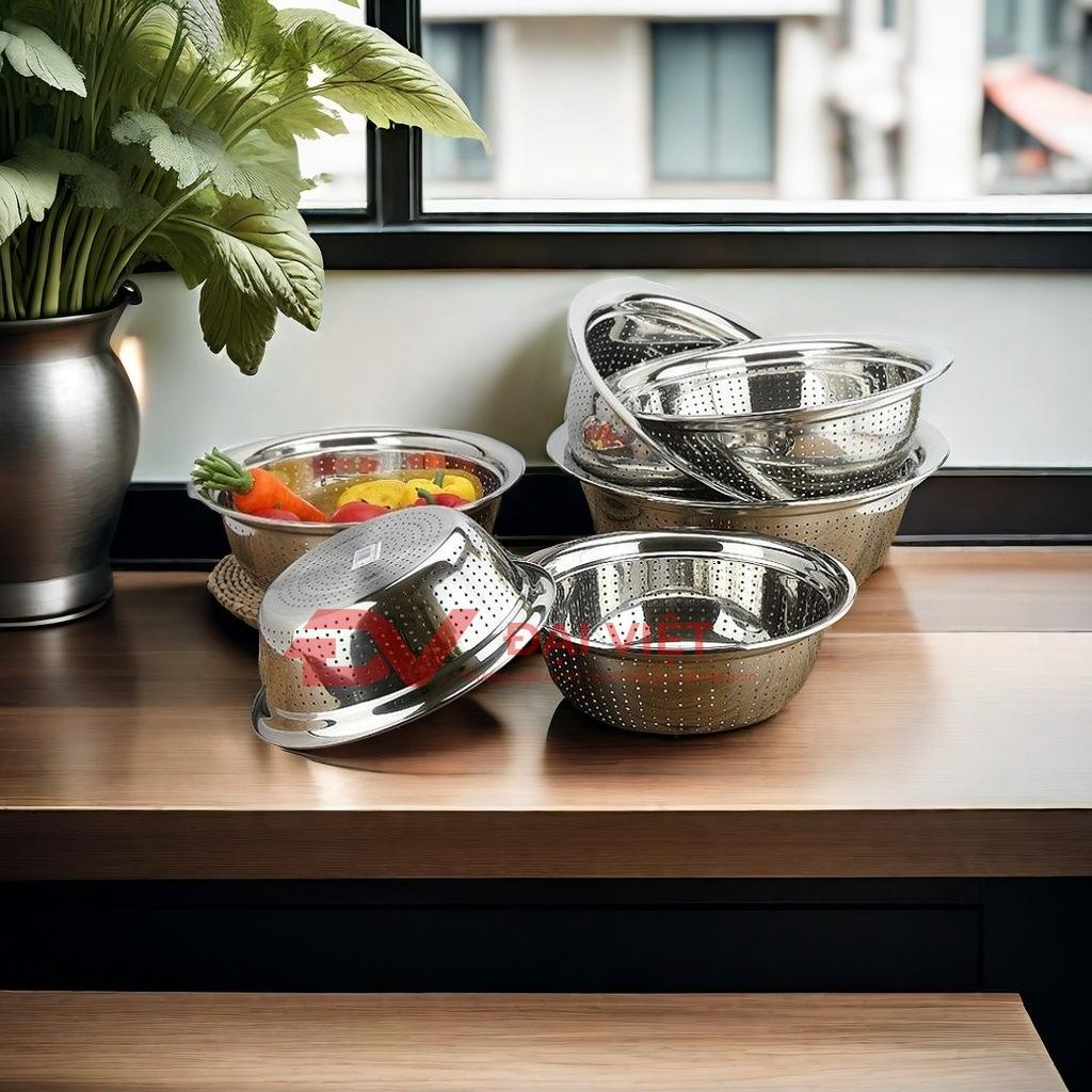 Không gian bếp công nghiệp hiện đại với hệ thống thiết bị inox đồng bộ, đảm bảo hiệu suất và vệ sinh.