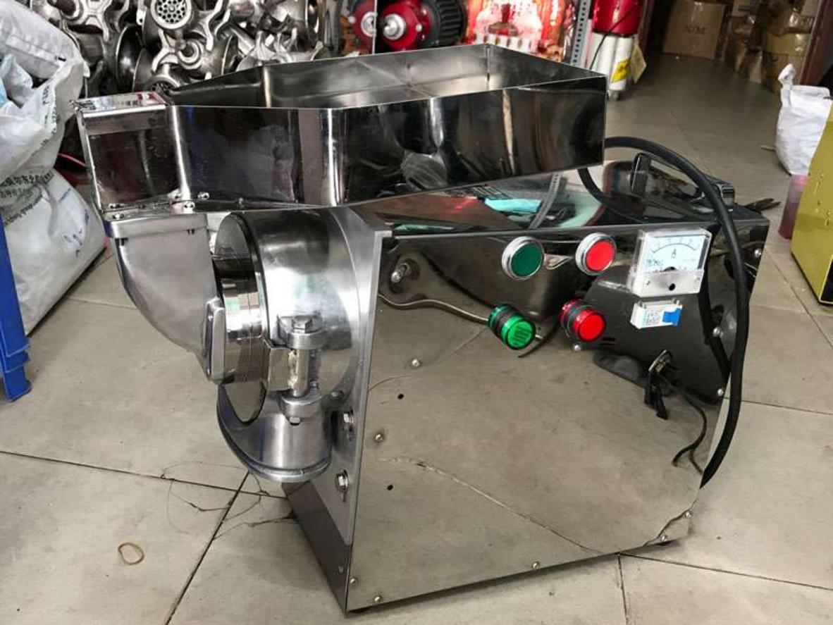 Một dãy máy xay bột công nghiệp inox 304 được lắp đặt tại một xưởng sản xuất thực phẩm hiện đại, thể hiện quy mô và tính chuyên nghiệp.