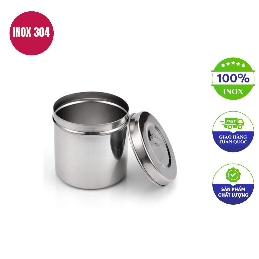 Hình ảnh quy trình xử lý khay inox y tế trong máy rửa khử khuẩn tại một trung tâm CSSD hiện đại.