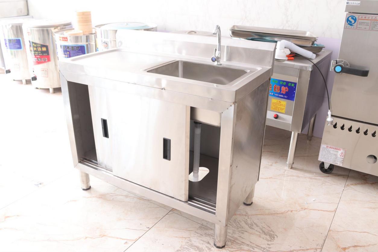 Tủ bếp inox là lựa chọn hàng đầu cho không gian bếp hiện đại nhờ độ bền và thẩm mỹ vượt trội.