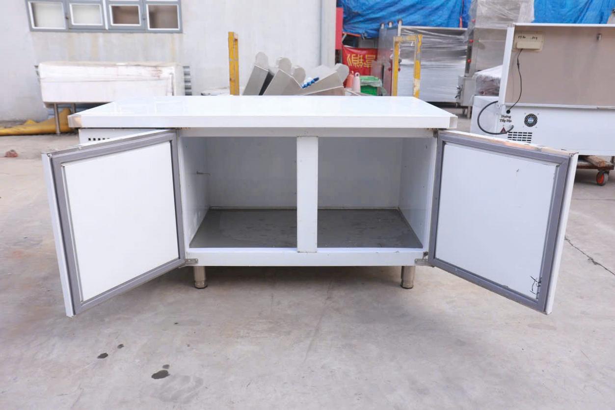 Hình ảnh tổng quan về các loại tủ đông công nghiệp trong một khu bếp nhà hàng chuyên nghiệp.