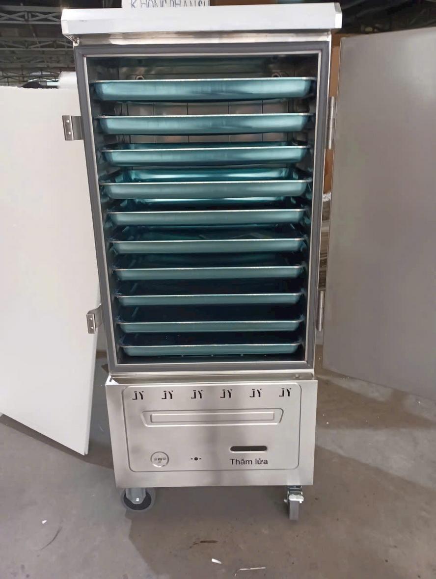 Hình ảnh một tủ hấp thực phẩm công nghiệp hiện đại bằng inox 304 trong một khu bếp nhà hàng chuyên nghiệp.