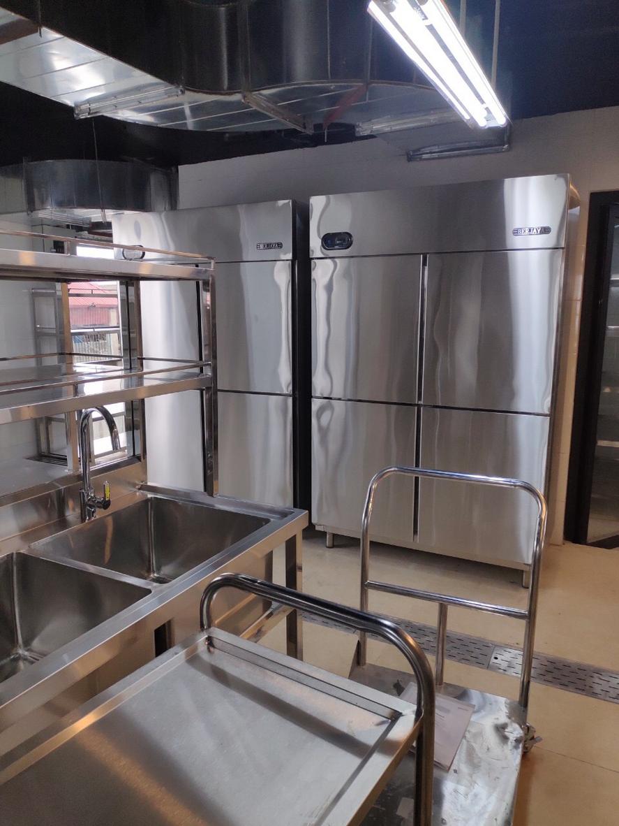 Tủ nửa đông nửa mát 4 cánh inox, giải pháp lưu trữ thực phẩm toàn diện cho bếp chuyên nghiệp.