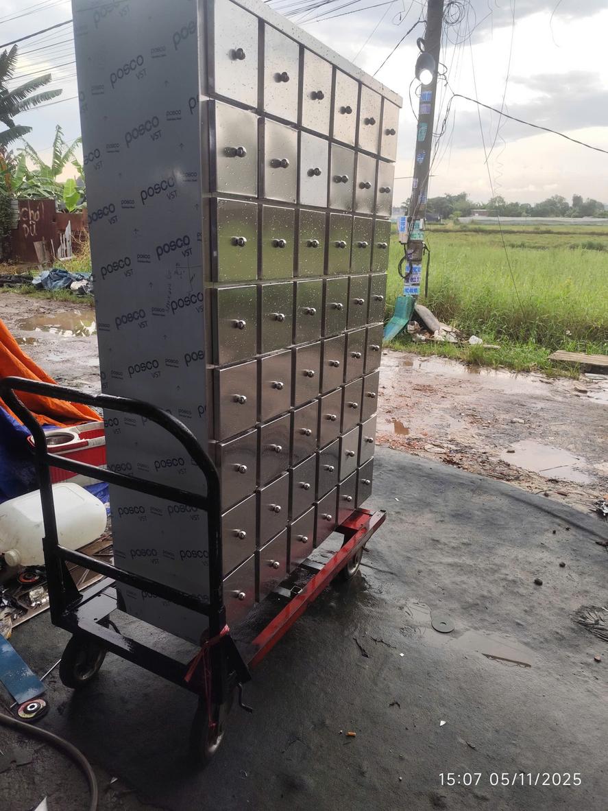 Tủ thuốc inox đứng 2 cánh kính là giải pháp lưu trữ phổ biến tại các bệnh viện lớn.