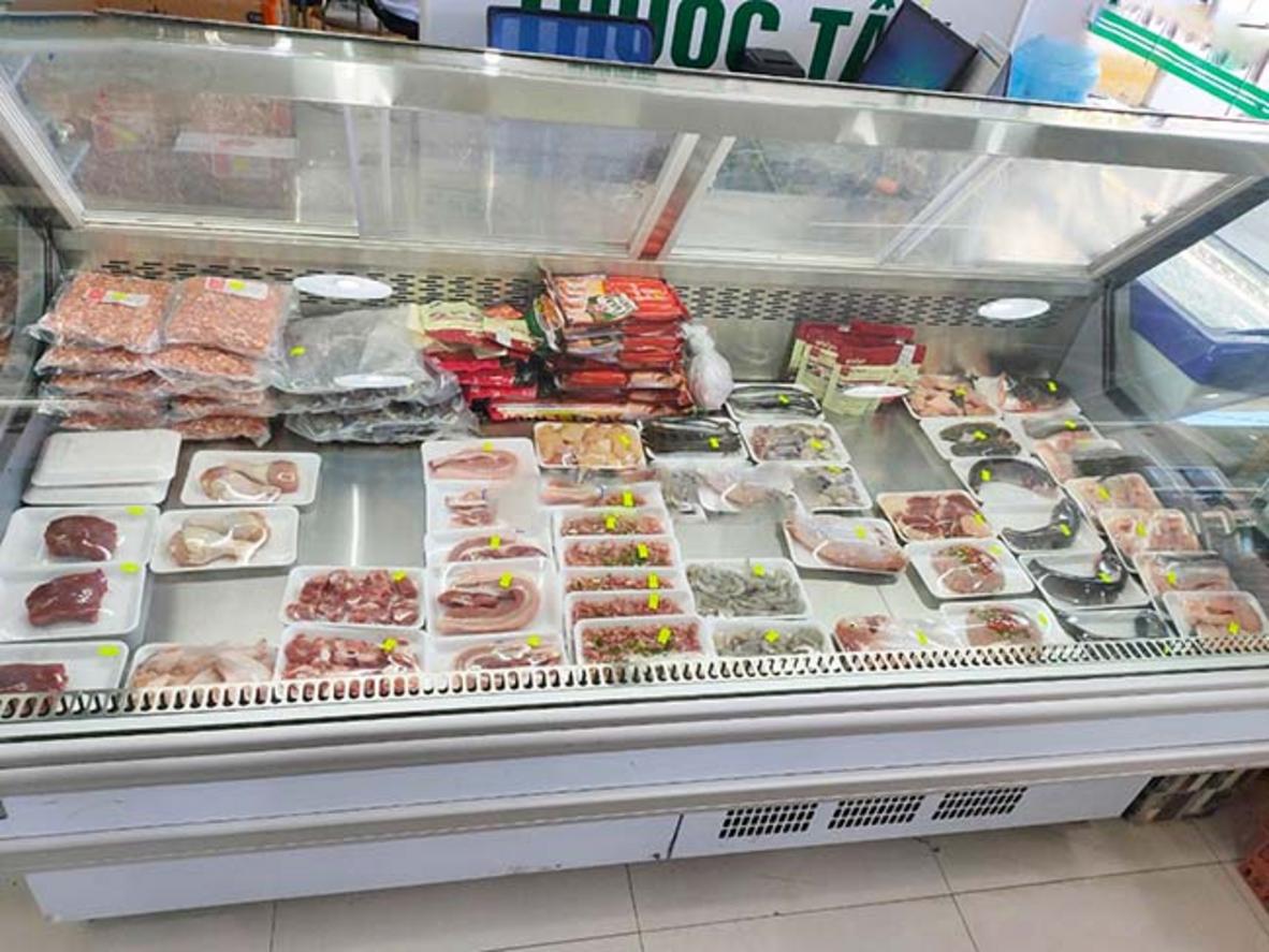 Giao diện trên smartphone hiển thị nhiệt độ và trạng thái của tủ trưng bày thông qua kết nối IoT.