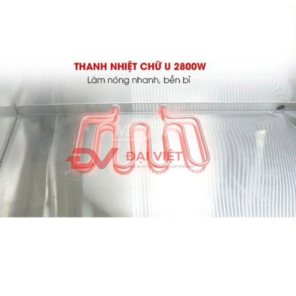 Khách hàng đang thảo luận về báo giá và các yếu tố chi phí với đội ngũ của Cơ Khí Đại Việt.