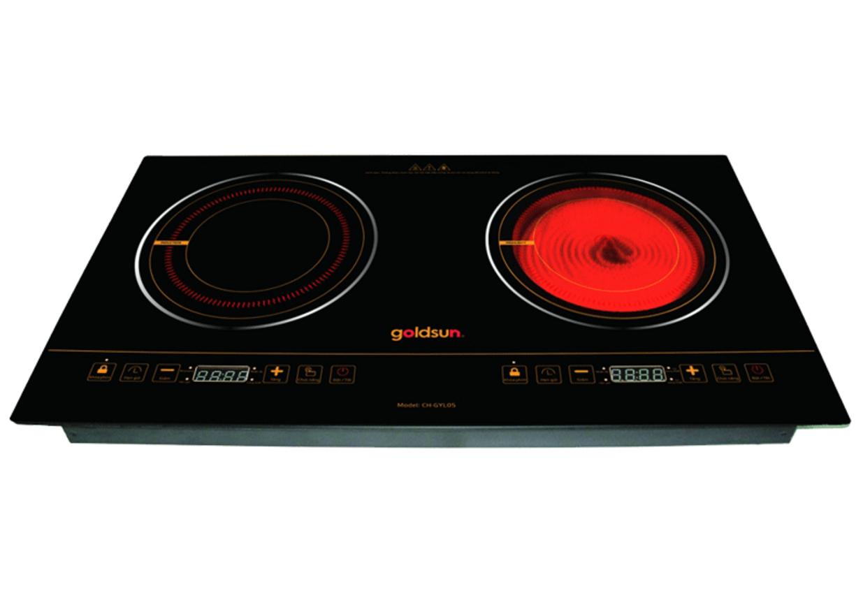 Kỹ thuật viên đang tư vấn cho bếp trưởng dựa trên bản vẽ mặt bằng bếp và thực đơn nhà hàng.