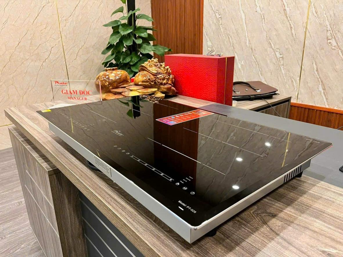 Kỹ sư đang tư vấn cho chủ nhà hàng về việc lựa chọn và bố trí line bếp từ công nghiệp.