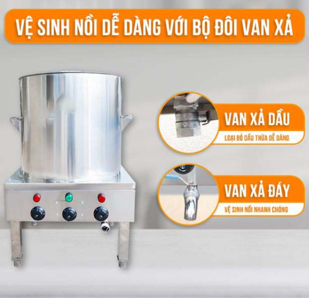 Chuyên gia kỹ thuật đang tư vấn cho khách hàng về việc chọn dung tích nồi phù hợp với mặt bằng.