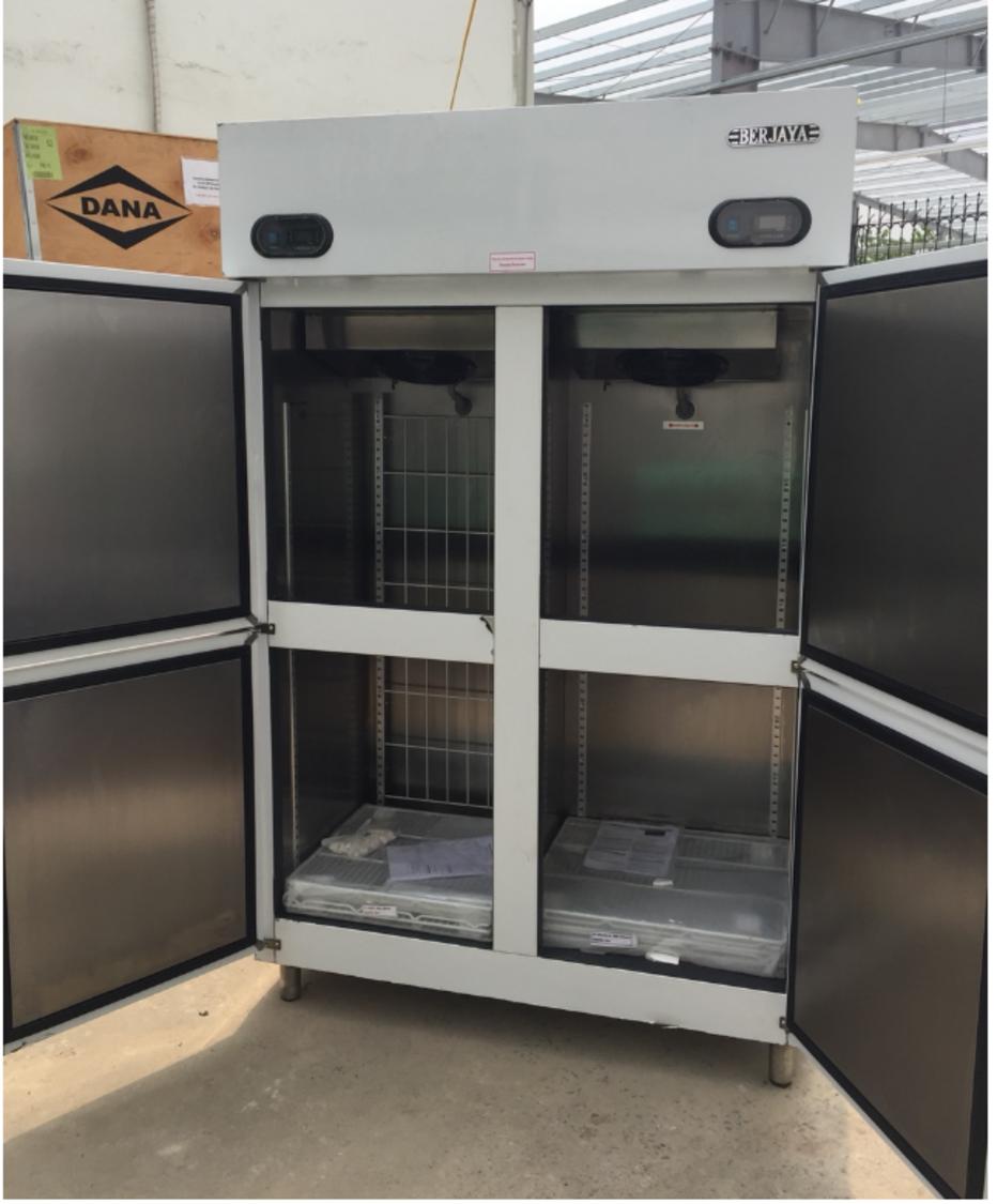 Một kỹ sư đang tư vấn cho khách hàng về việc lựa chọn dung tích và vị trí đặt tủ.