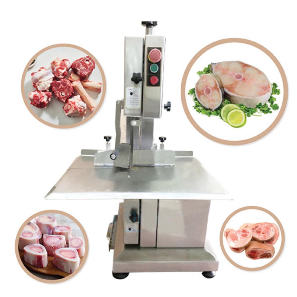 Kỹ thuật viên tư vấn cho khách hàng chọn model máy cưa xương phù hợp với không gian bếp.