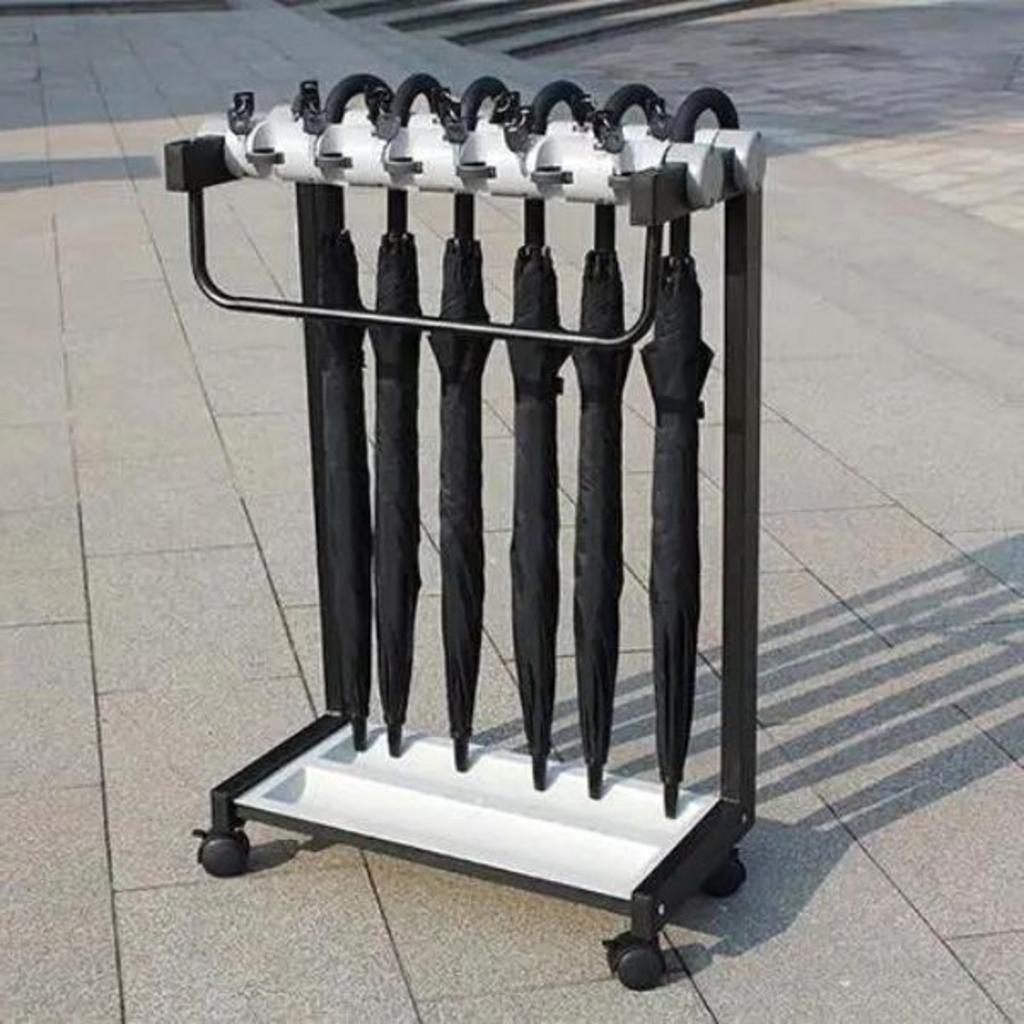 Nhân viên tư vấn đang giúp khách hàng chọn kệ để ô dù phù hợp với không gian sảnh.