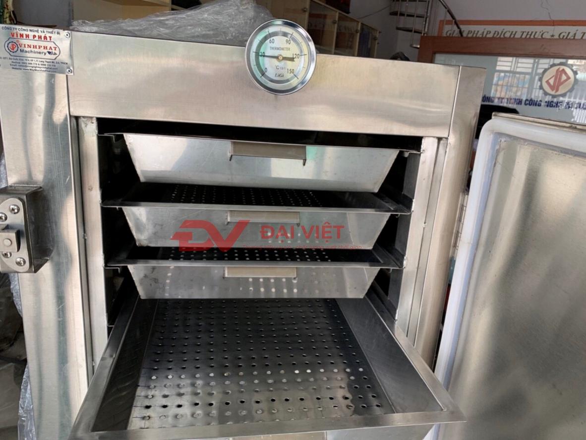 Nhân viên kỹ thuật Cơ Khí Đại Việt đang tư vấn cho khách hàng lựa chọn số khay tủ hấp cơm.