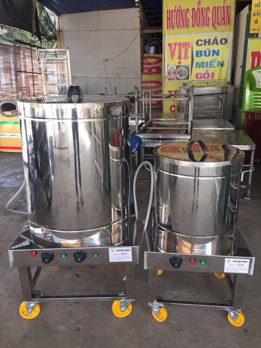 Kỹ thuật viên đang tư vấn cho khách hàng về việc lựa chọn và bố trí nồi phở trong không gian bếp.