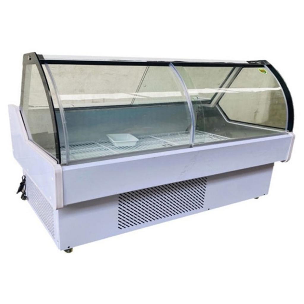 Một chuyên gia đang tư vấn cho chủ cửa hàng về việc lựa chọn và bố trí tủ trưng bày thịt.