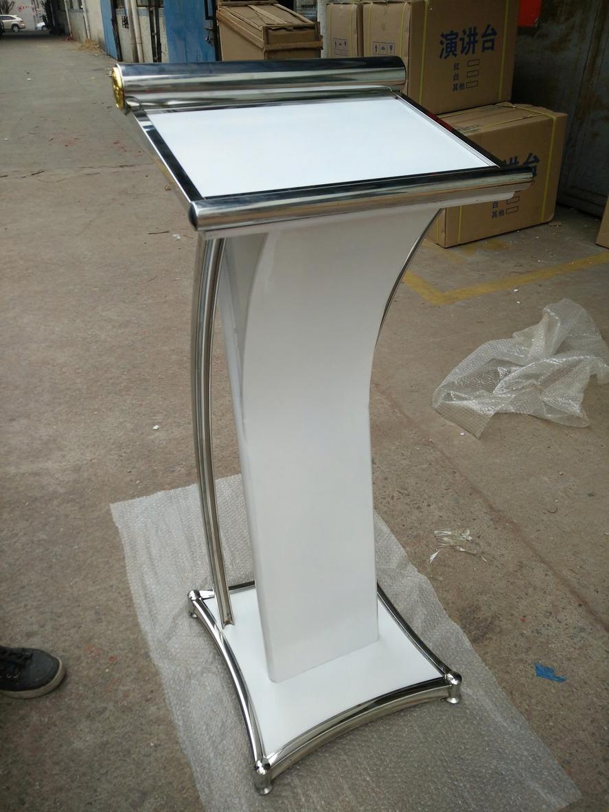 Hình ảnh một chiếc bục phát biểu được tùy biến với logo thương hiệu và hệ thống cổng cắm tích hợp theo yêu cầu.