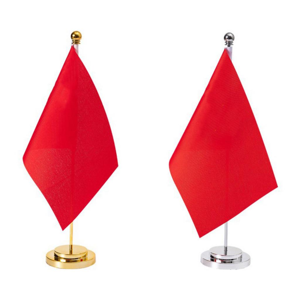 Sản phẩm cột cờ để bàn được khắc laser logo doanh nghiệp trên đế inox theo yêu cầu.