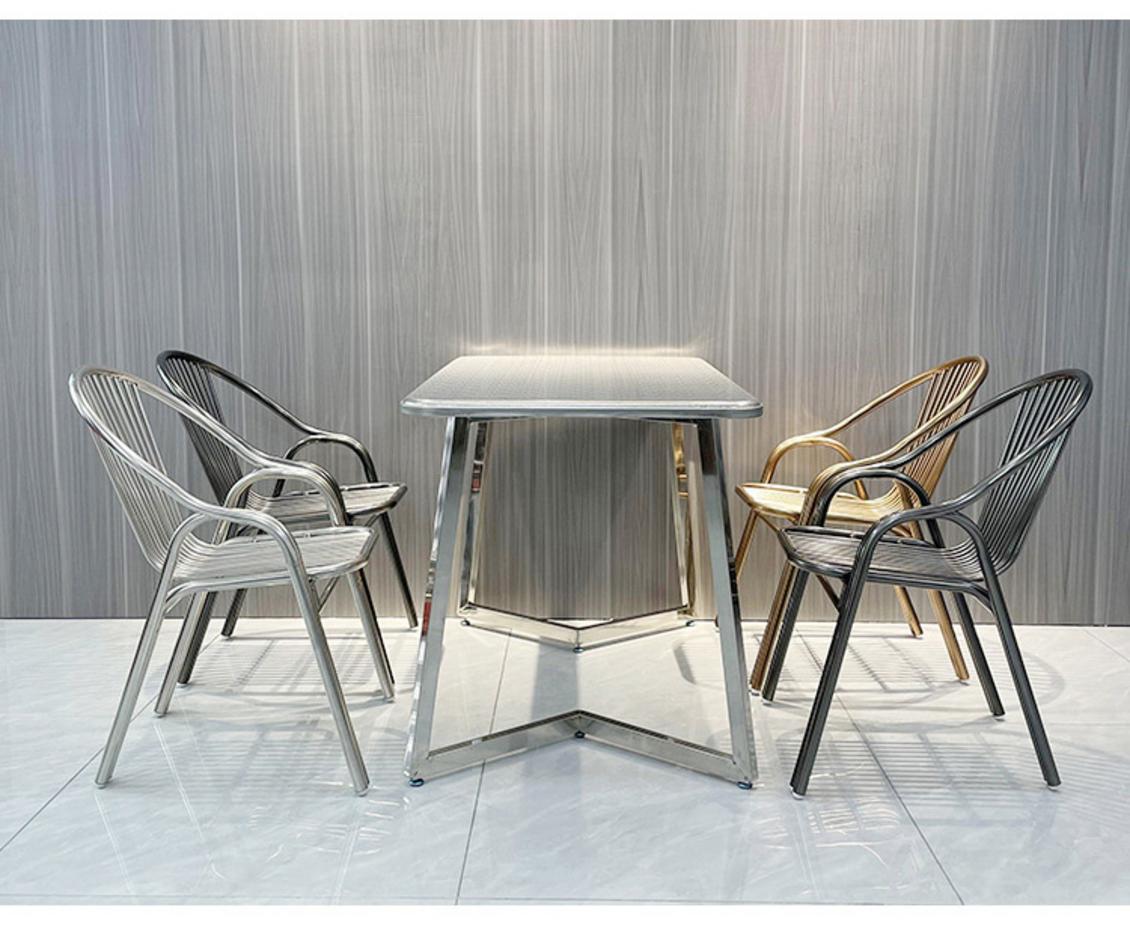 Khu nhà ăn công nhân với dãy bàn ghế inox công nghiệp, đảm bảo độ bền và vệ sinh.