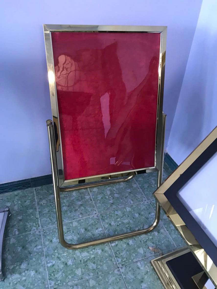 Sơ đồ minh họa cách bố trí các loại bảng menu với kích thước khác nhau trong một nhà hàng điển hình.