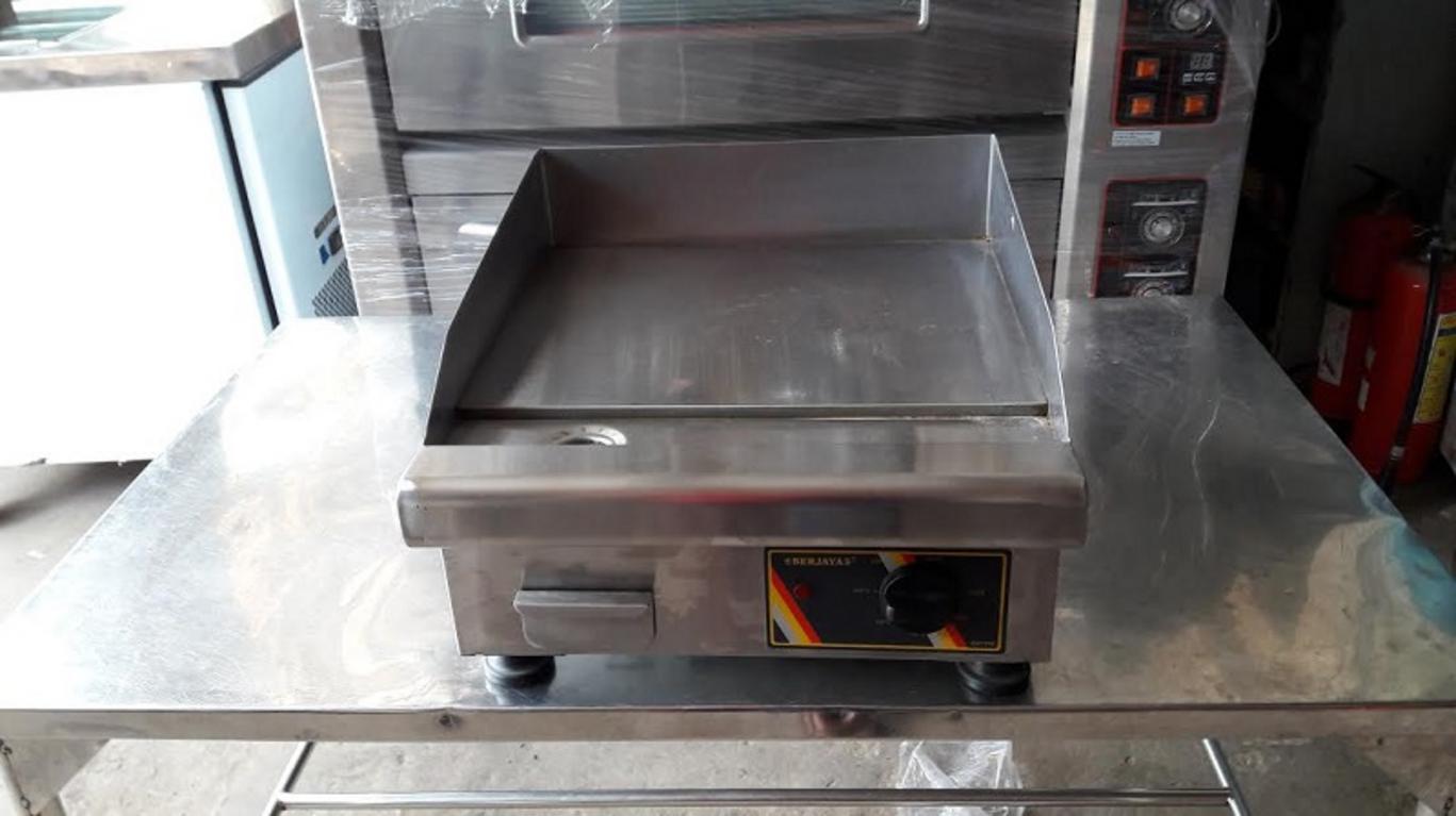 Các loại bếp chiên phẳng gas khác nhau được lắp đặt tại Steakhouse, khu buffet khách sạn và canteen.