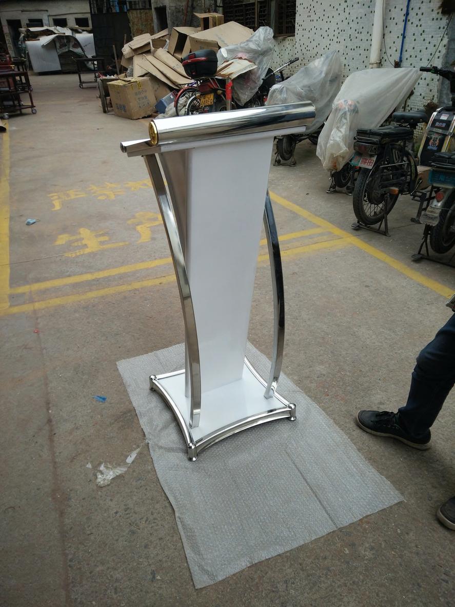 Bộ sưu tập hình ảnh các loại bục phát biểu được sử dụng trong các không gian khác nhau: hội trường, khách sạn, và sự kiện ngoài trời.