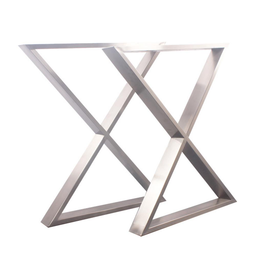 Không gian nhà hàng sang trọng sử dụng đồng bộ chân bàn inox mạ PVD vàng.