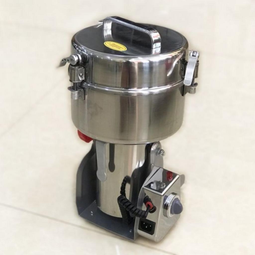 Collage hình ảnh các sản phẩm cuối cùng được làm từ máy xay bột: bát bánh cuốn nóng, ly ngũ cốc dinh dưỡng, và các loại bột dược liệu.