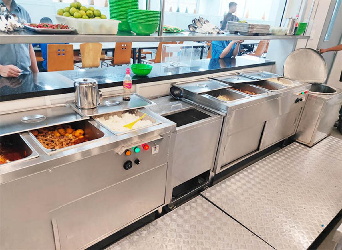 Một montage hình ảnh cho thấy tủ hâm nóng được sử dụng trong một quán cơm, một line buffet khách sạn và một bếp ăn nhà máy.