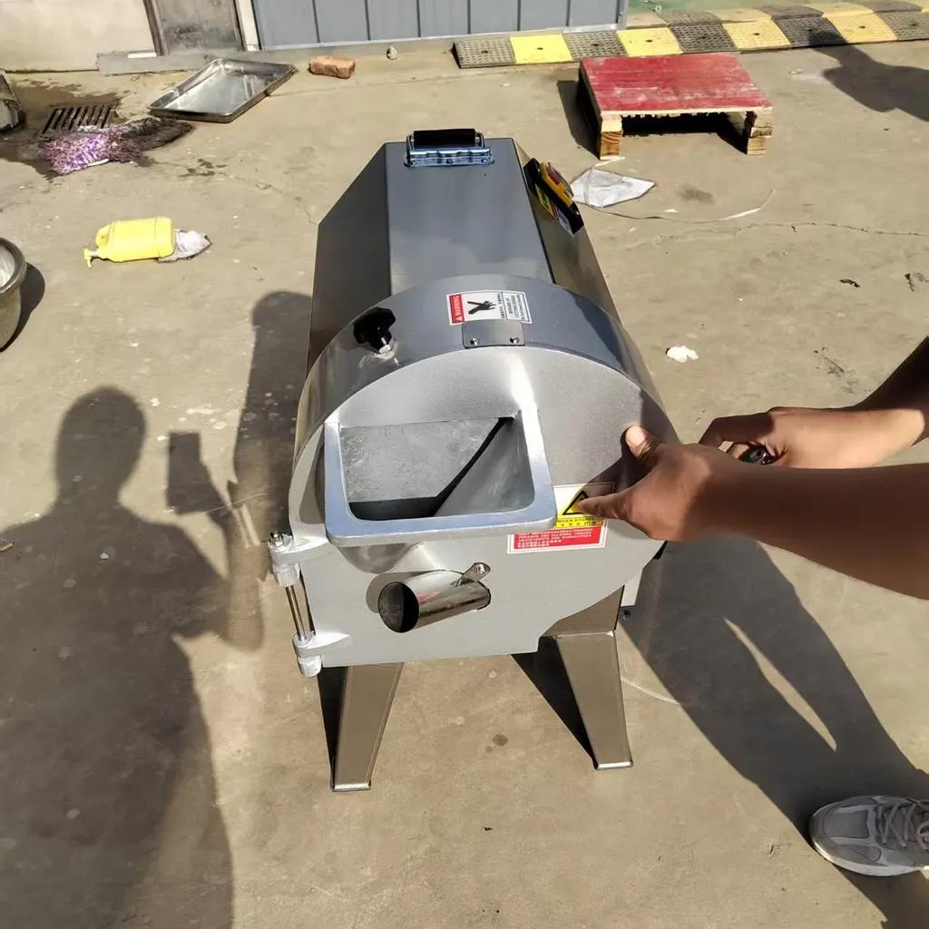 Máy thái rau củ YQC-802 đang hoạt động trong một bếp ăn công nghiệp.