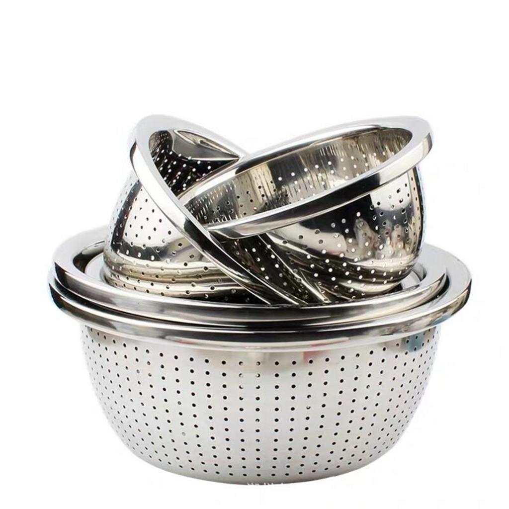 Rổ lưới inox được sử dụng để rửa và xử lý linh kiện trong một nhà máy công nghiệp hiện đại.