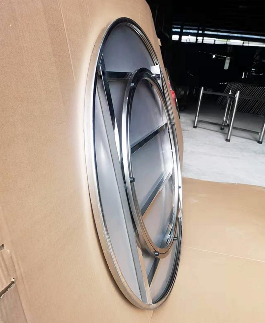 Một collage hình ảnh thể hiện mặt bàn inox trong các môi trường khác nhau: bếp khách sạn, nhà máy thực phẩm và phòng thí nghiệm.