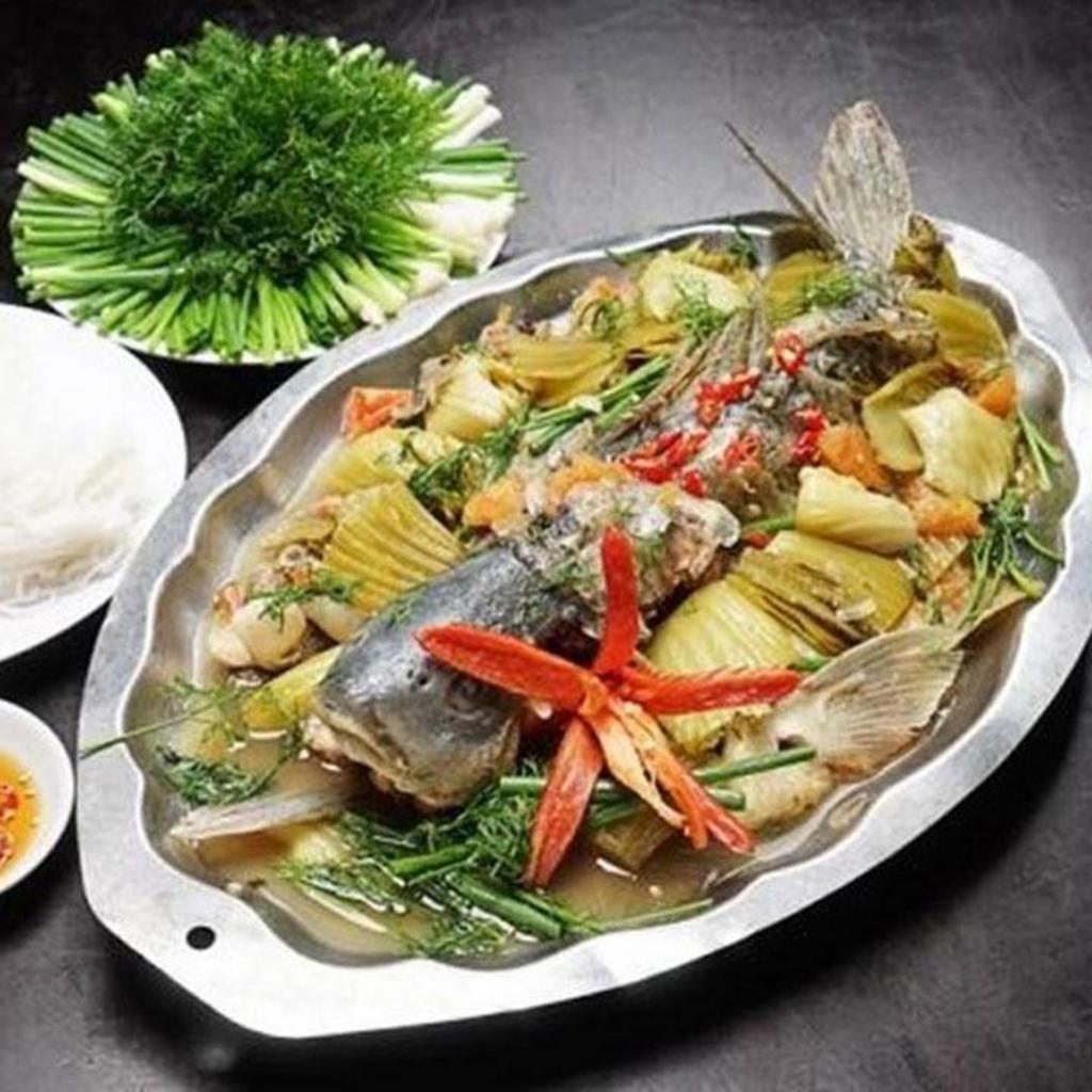 Một khu bếp công nghiệp hiện đại với các nồi hấp lớn đang hoạt động, cho thấy tầm quan trọng của thiết bị hấp chuyên dụng.