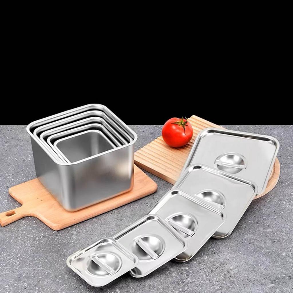 Một khu bếp nhà hàng chuyên nghiệp sử dụng hệ thống kệ và khay gia vị inox 304 đồng bộ.