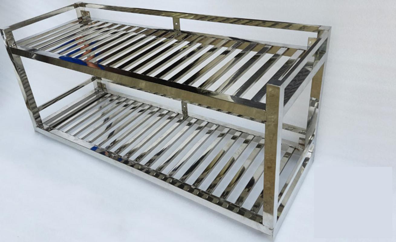 Kệ inox phẳng được ứng dụng trong khu vực soạn chia của bếp khách sạn 5 sao.