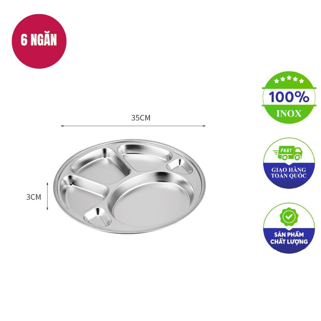 Khay inox tròn chia ngăn đang được sử dụng tại một bếp ăn trường mầm non.