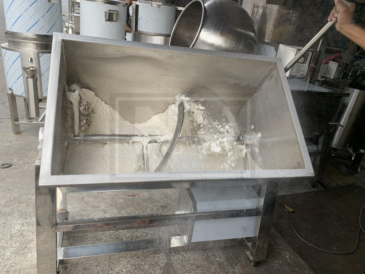 Các loại máy trộn bột công nghiệp được lắp đặt tại tiệm bánh, bếp khách sạn và xưởng sản xuất.