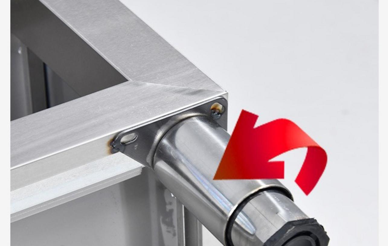 Tủ chén inox được lắp đặt trong một khu bếp nhà hàng chuyên nghiệp, thể hiện ứng dụng thực tế.