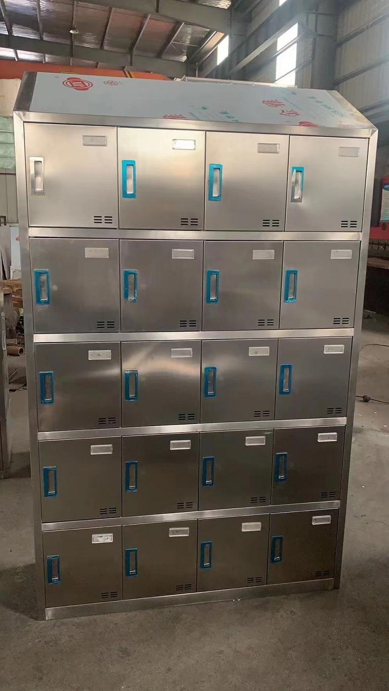 Tủ quần áo inox cánh kính mạ PVD trong một dự án khách sạn 5 sao.