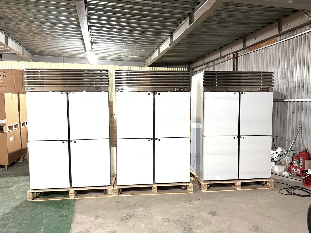 Một chiếc bàn đông mát được tích hợp gọn gàng trong khu bếp nhà hàng.