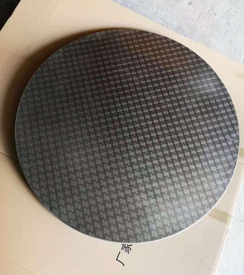 Đầu bếp đang làm việc trên một mặt bàn inox sáng bóng và sạch sẽ, thể hiện sự chuyên nghiệp và hiệu quả.