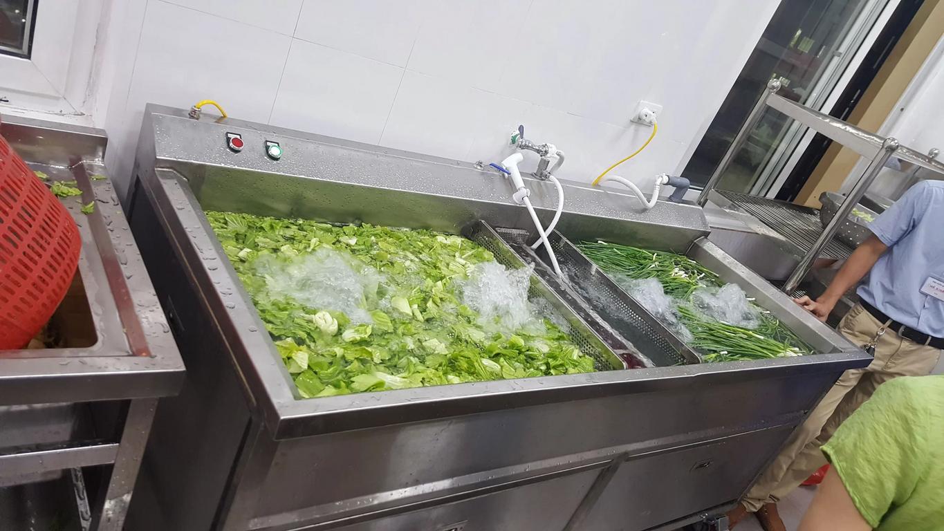 Các bước vệ sinh máy thái rau củ công nghiệp đúng cách.