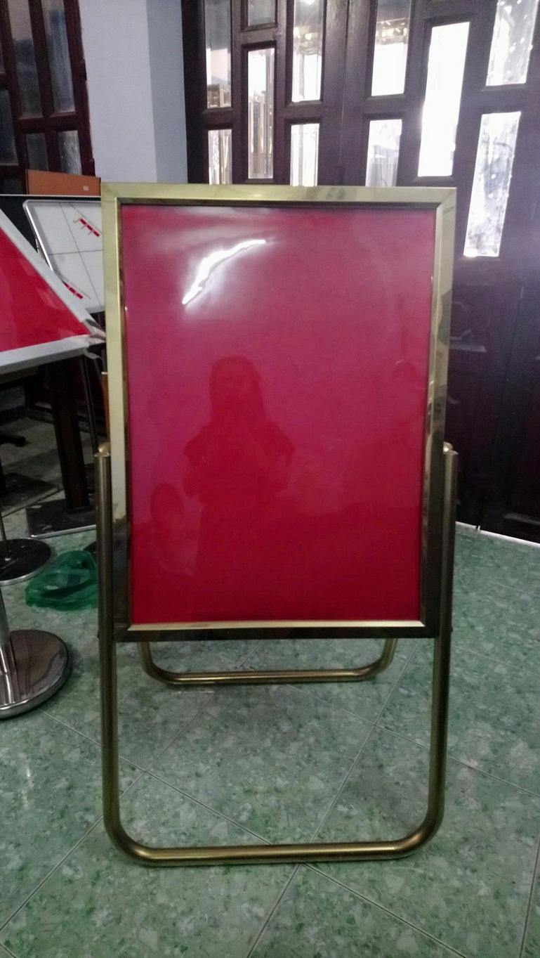 So sánh trực quan các loại vật liệu phổ biến dùng để sản xuất bảng menu công nghiệp và ứng dụng của chúng.