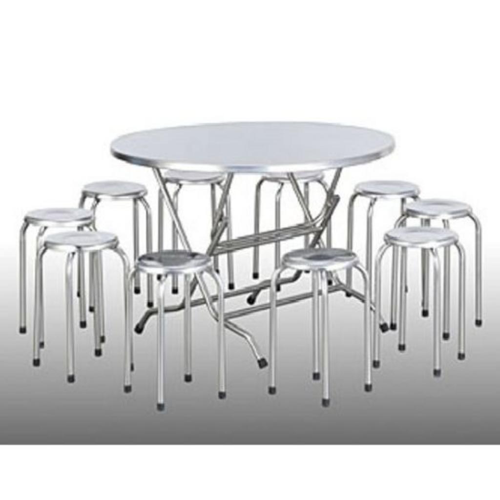 Nhân viên dễ dàng vệ sinh bàn ăn inox, đảm bảo tiêu chuẩn an toàn thực phẩm.