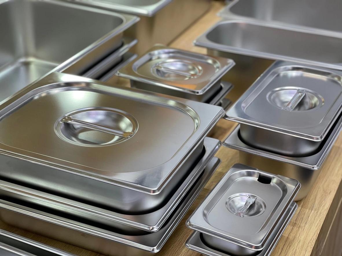 Minh họa các bước vệ sinh khay inox đúng cách.