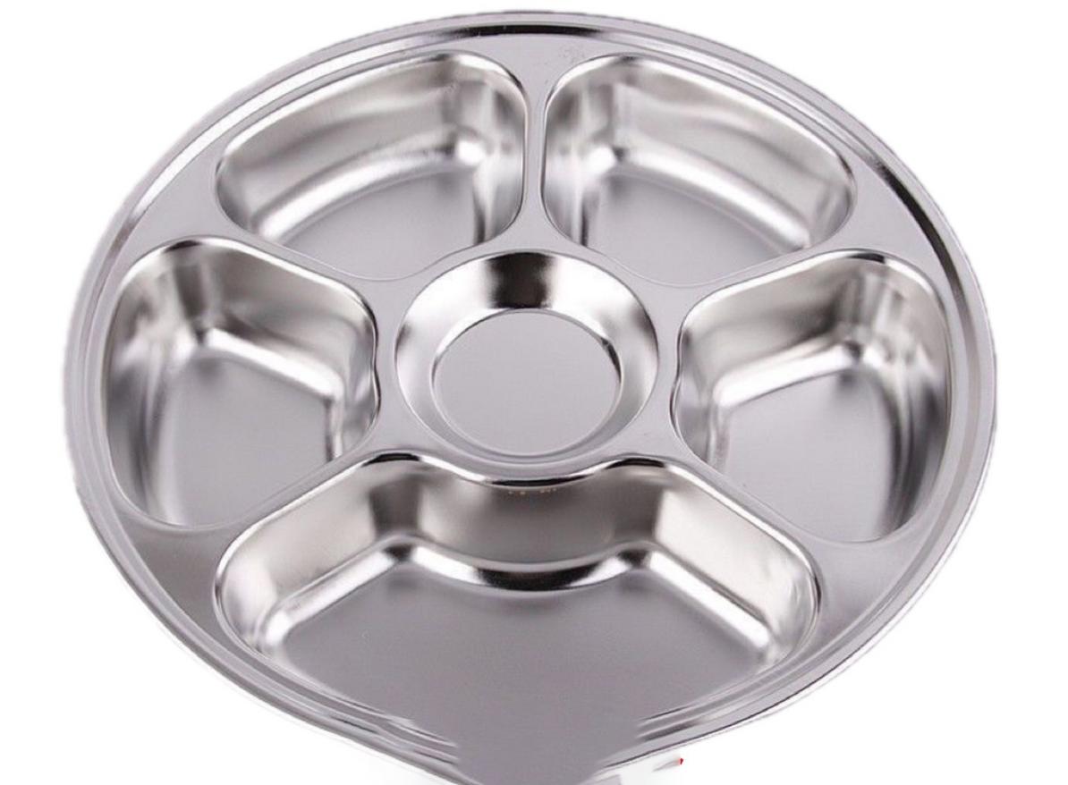 Sử dụng khăn mềm và chất tẩy rửa dịu nhẹ để vệ sinh khay inox.